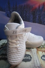 GIRLS SKATESHOES WITH WHEELS COMPLETE KIT NEW LIGHTS SIZE 5 US UK 4, EUR 35