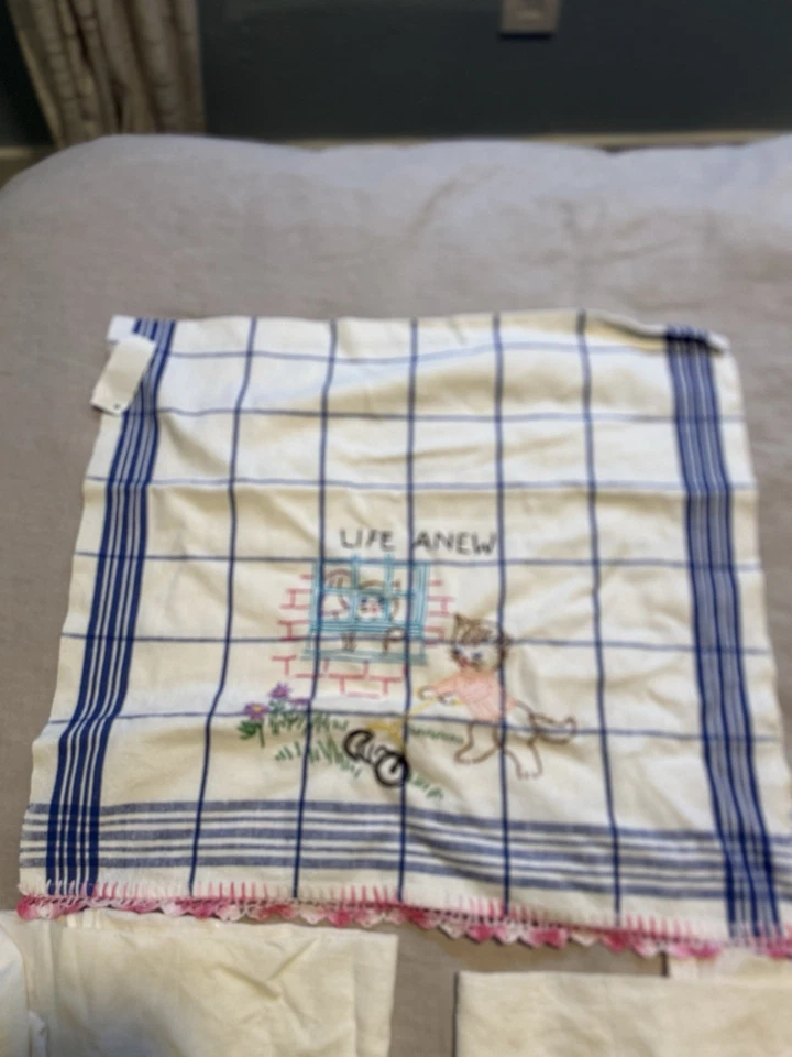 Set Of 11 vintage tea Towels Day Of The Week embroidered Cat Mouse Duck - Image 3 of 4