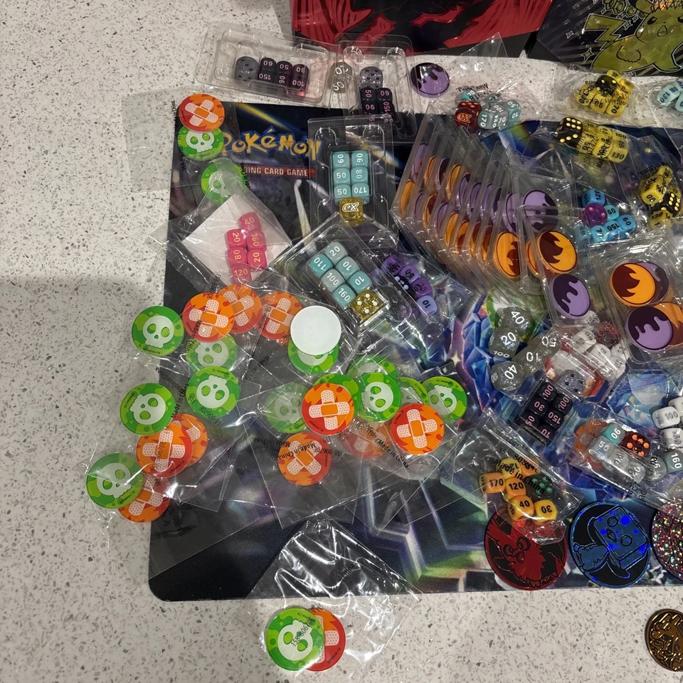 Pokémon TCG Zubehör Konvolut - Würfel, Zähler, Münzen und leere ETB Boxen - Bild 3 von 4
