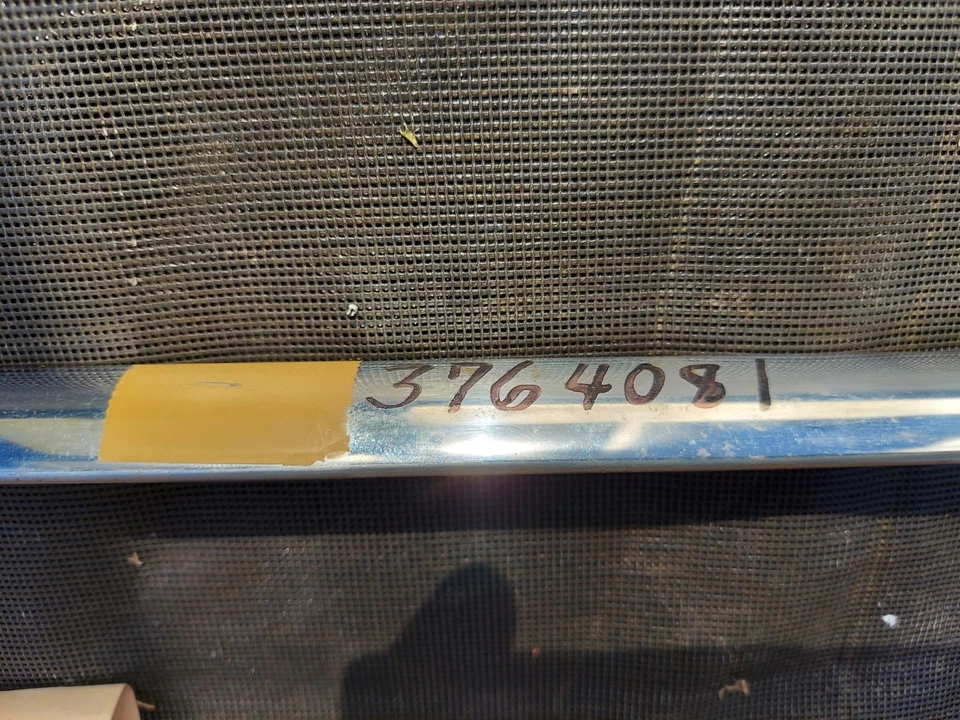 1959 Chevrolet Biscayne Driver Side Peak Molding Foto 3 de 4