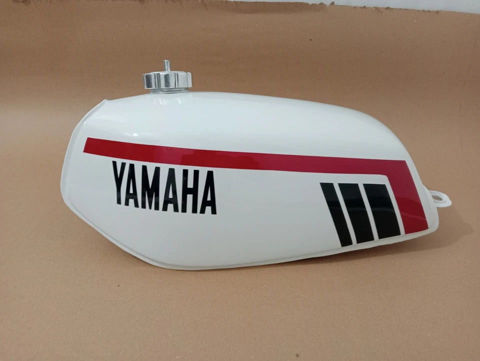 Yamaha DT175 DT 175 1977-78 Acero Pintado Blanco Combustible Gasolina Tanque Con Tapa Foto 2 de 4