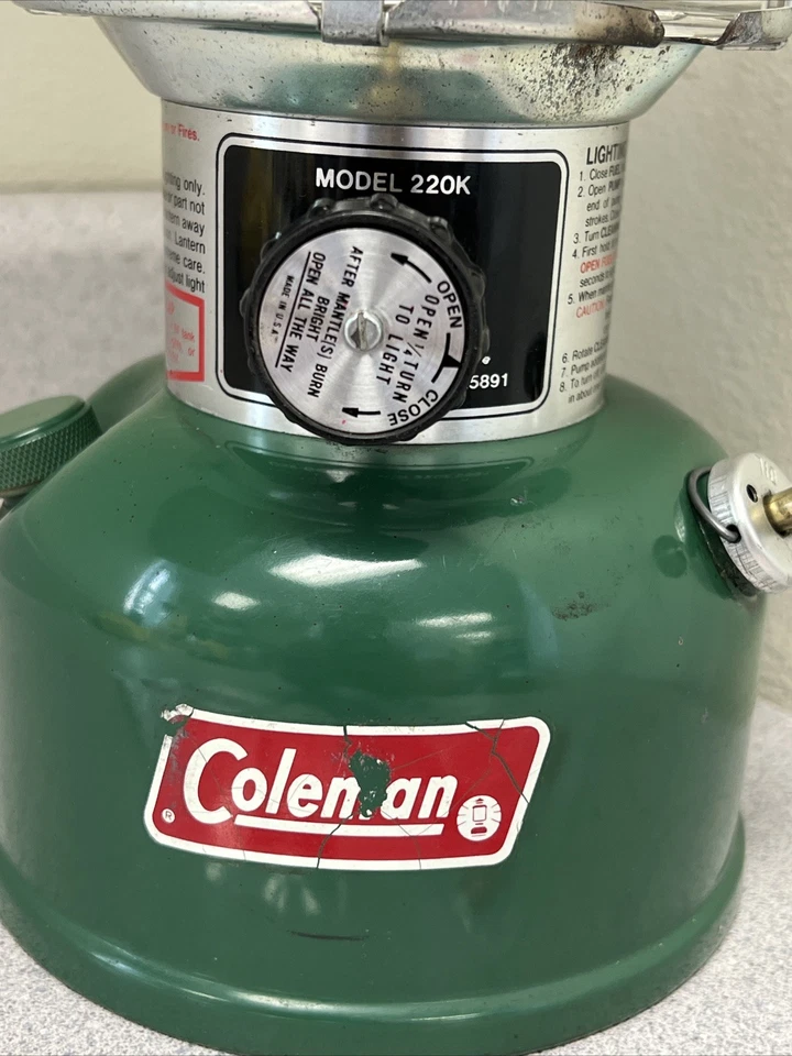 Linterna Coleman Modelo 220K Doble Manto, Hecha en EE. UU. Circa 4/83 Con Repuestos De Colección Foto 3 de 4