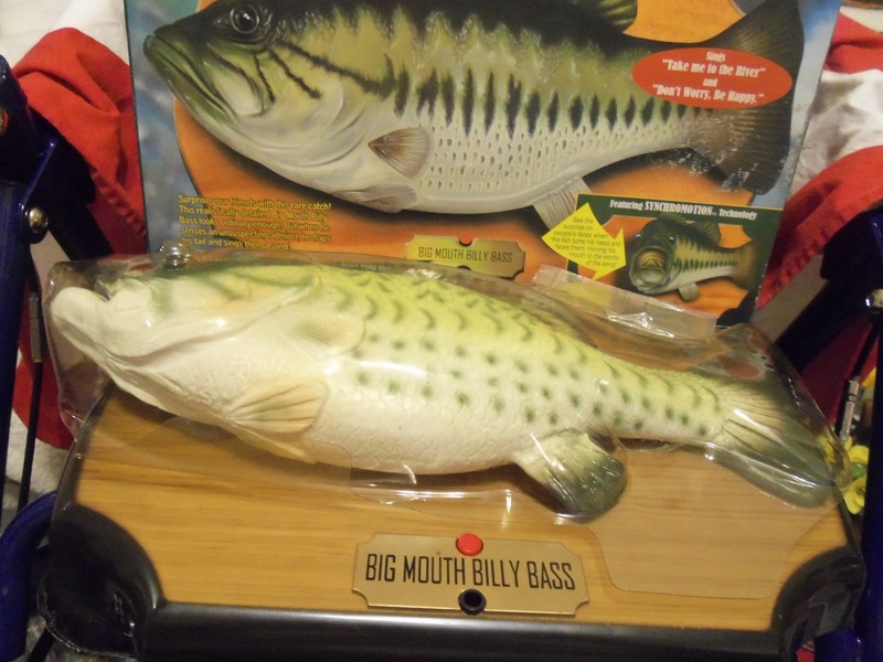 MUSICAL, BIG MOUTH BILLY BASS WITH BOX-PLAYS MUSIC GOOD BUT MOUTH DOES NOT MOVE
