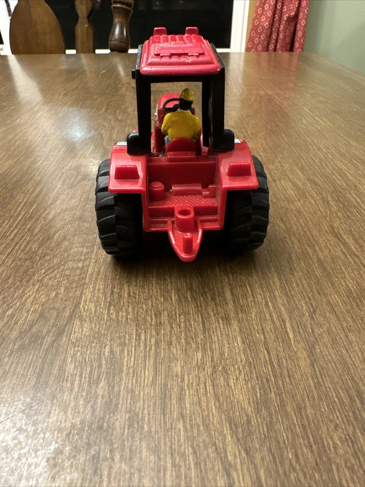 Farmhand 810 Red Tractor with Cab and Permanent Farmer. - Image 4 of 4