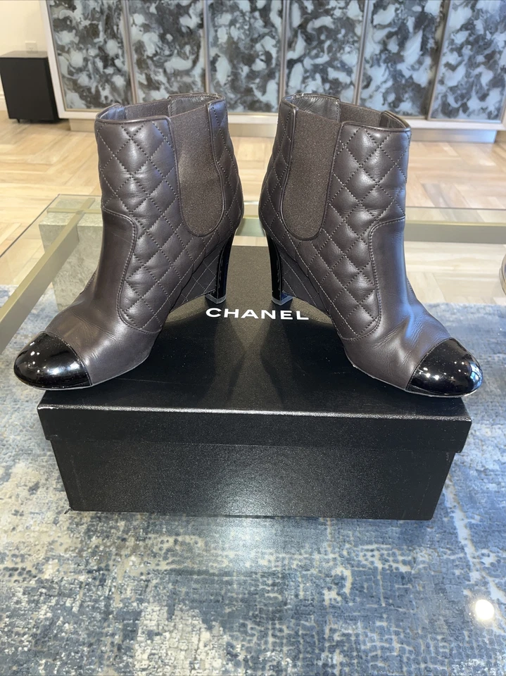 Chanel Botín Cuero Marrón Con Puntera de Charol Negro Tirar de Cuña Talla 40 Euro/ EE. UU. 10 Foto 2 de 4