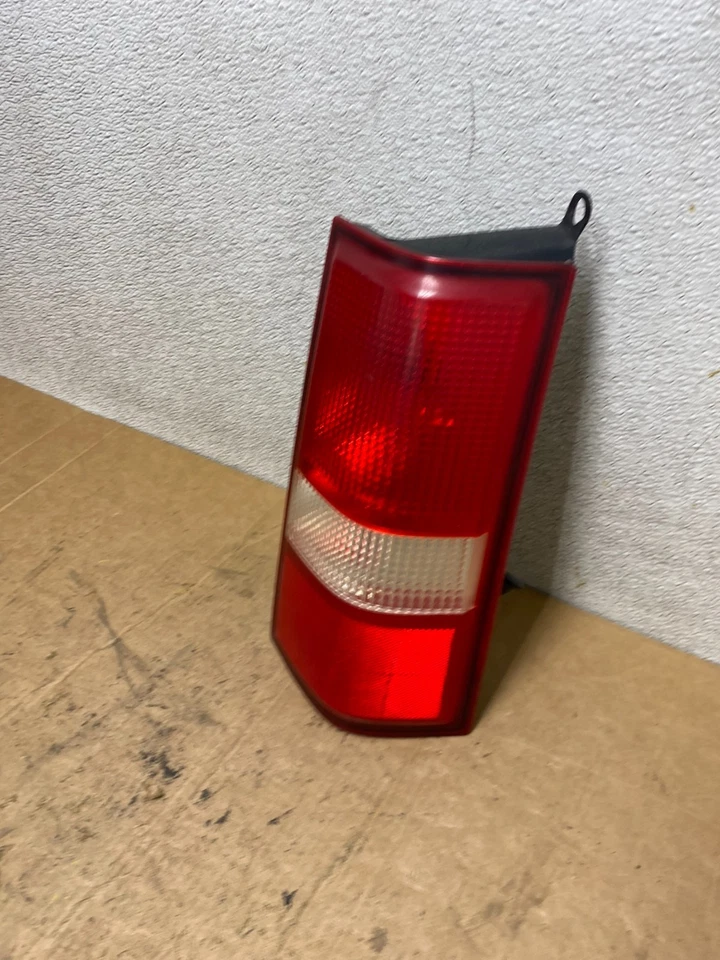 Chevrolet Express 1500 2500 3500 2003 2017 luz trasera pasajero derecho T3461 DW Foto 2 de 4