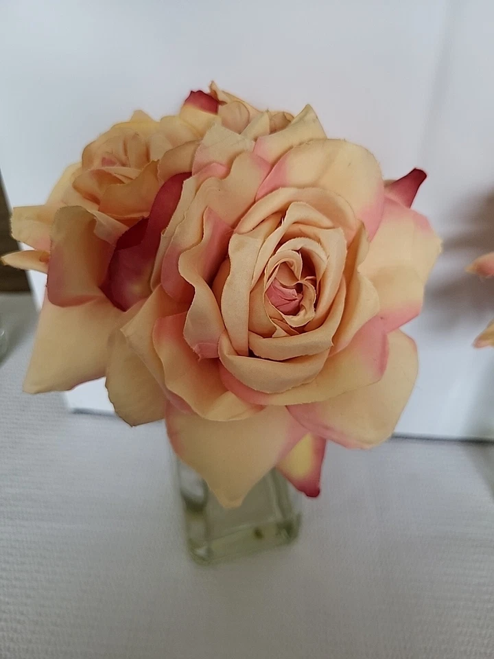 Juego de 2 arreglos de rosas Real Touch en jarrones de vidrio (agua sintética) Foto 2 de 4