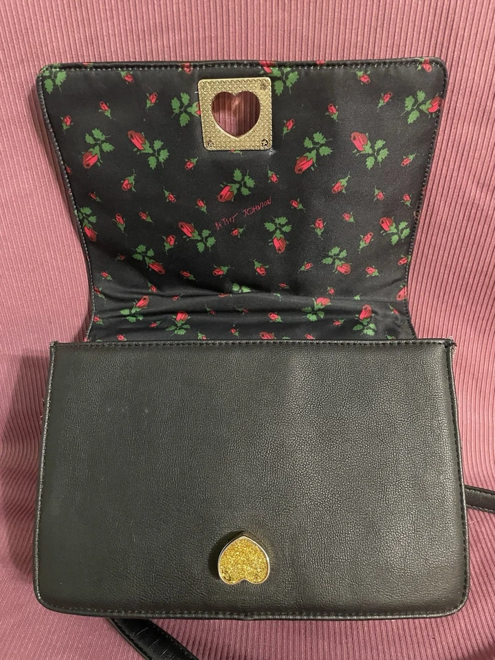 Bolso Bandolera Betsey Johnson Acolchado Terciopelo Asa Superior, Negro con Acentos Dorados Foto 4 de 4