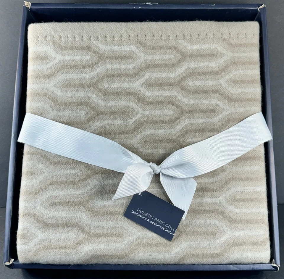 Patrón geométrico de lana de cordero y cachemir de la colección Hudson Park precio de venta sugerido por el fabricante $430 Foto 3 de 4