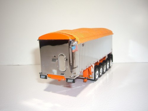 DCP FIRST GEAR 1/64 WHITE&ORANGE PETE 389 WITH 36" SLEEPER GENESIS ll END DUMPS - Picture 11 of 21