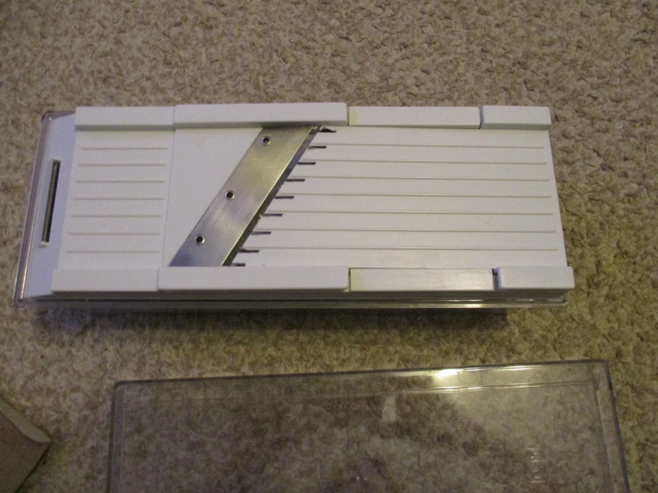 Tchibo Allzweck Reibe mit 6 auswechselbaren Einsätzen  - Bild 2 von 4