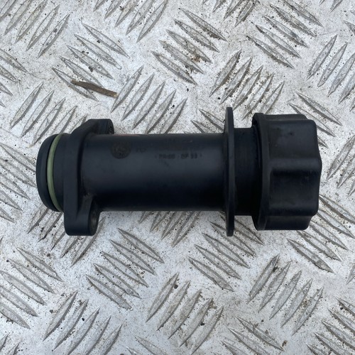 Oil fill pipe
