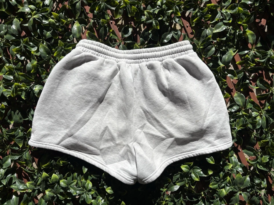 Pantalones cortos deportivos White Fox Boutique Offstage Lounge en gris jaspeado talla mediana Foto 2 de 4