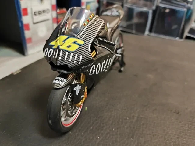 YAMAHA YZR-M1 #46, VALENTINO ROSSI, TEST PHILLIP ISLAND 2004, 1:12 DIE CAST - Image 4 of 4