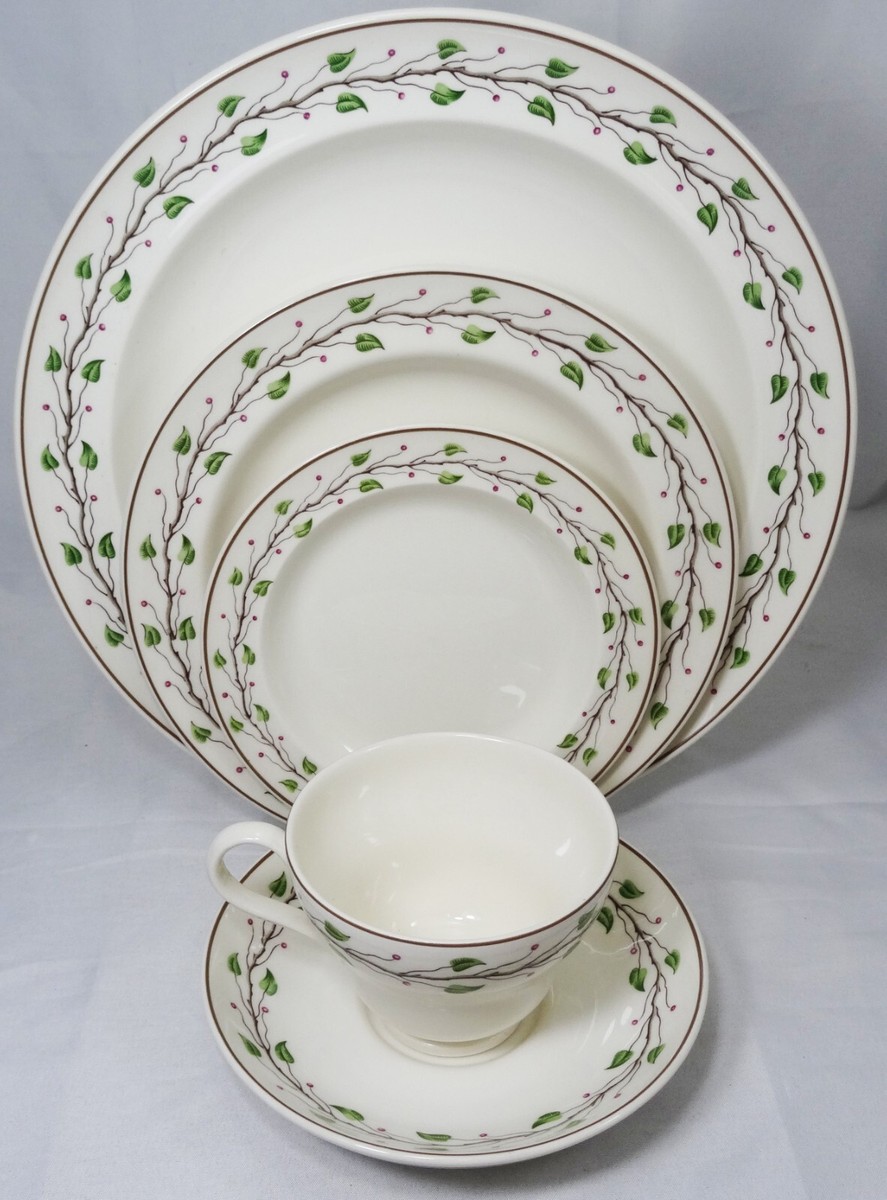 GREEN LEAF by Wedgwood 5 Piece Setting Queen's Ware NEW NEVER USED