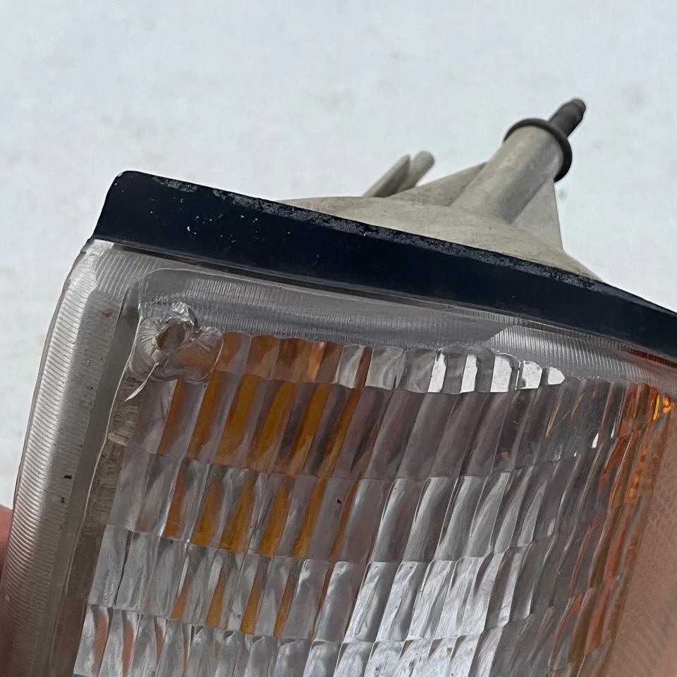 Luz de señal de giro delantera izquierda Ford Mustang 1987-1993 OEM E7ZB-15A429-AC orificio Foto 3 de 4