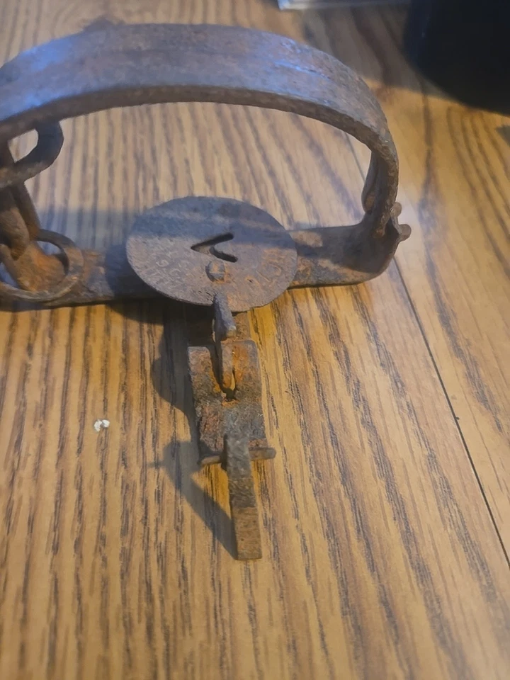 Vintage Small Game Trap Victor Rusty Old with Chain - Image 2 of 4
