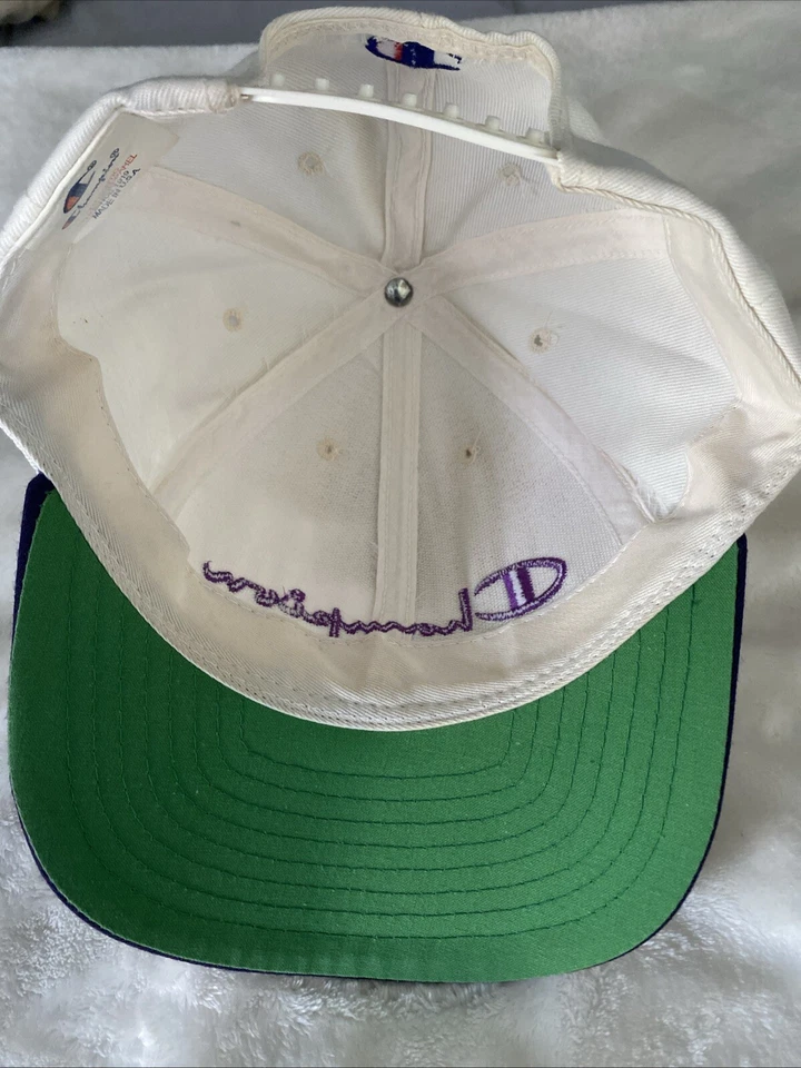 Boné vintage anos 90 CHAMPION SCRIPT SPELLOUT SNAPBACK BRANCO ROXO COSTURADO LOGOTIPO EUA - Imagem 4 de 4