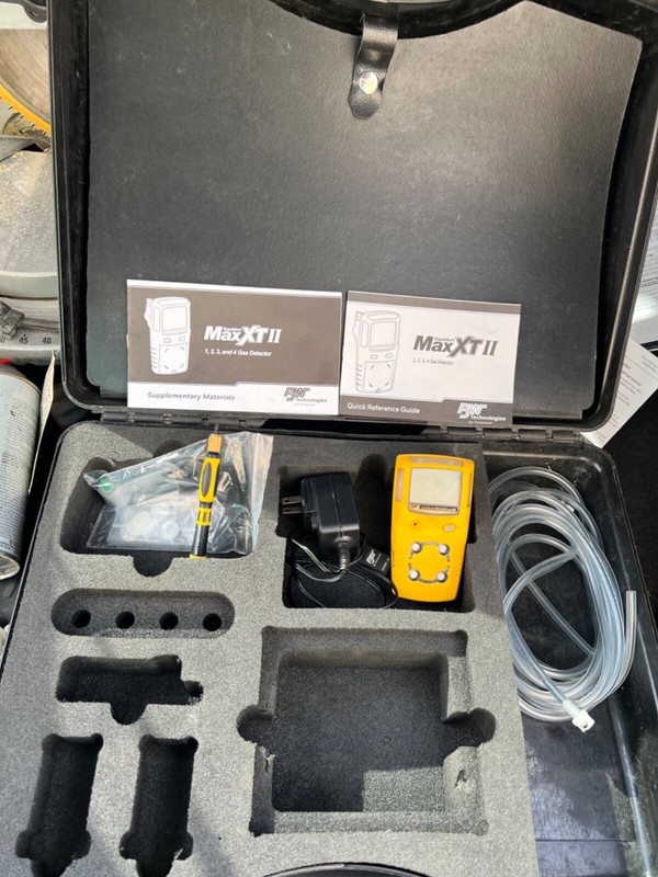 MAX XTII GAS DETECTOR with charger, manual, hoses, case