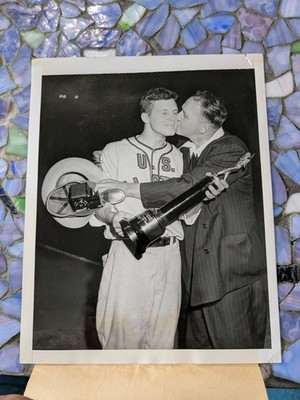 Kiss From Dad W/ Lou Gehrig Trophy Hearst Classic 1949 International News Photo 
