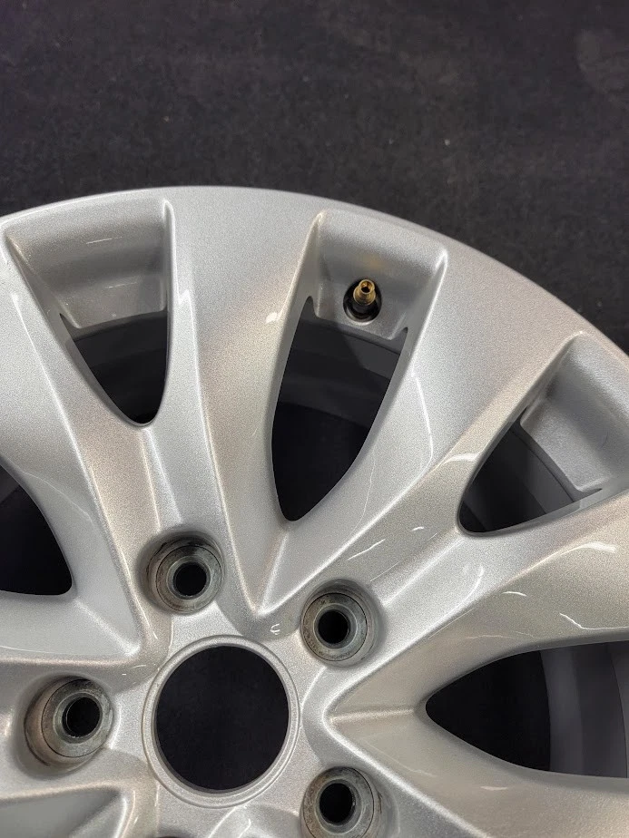 Subaru Legacy 2015 2016 2017 68823 OEM wheel rim 17 x 7.5 Silver - Image 3 of 4