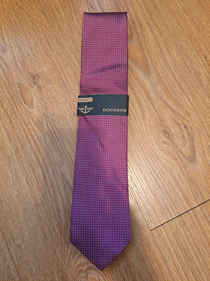 NOVA Gravata Masculina Dockers Feita à Mão Geométrica Prata Vermelha Seda Poliéster Sears - Imagem 2 de 4