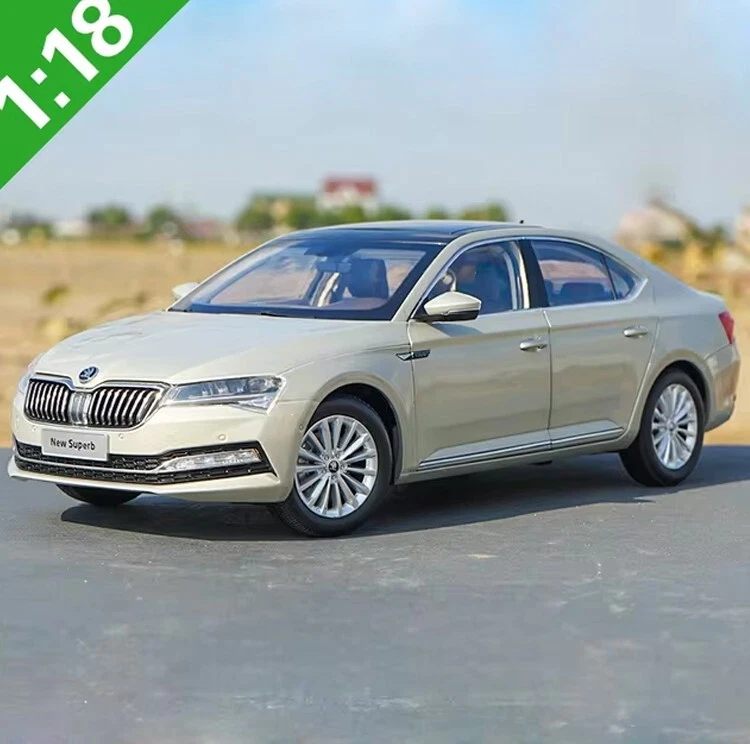 Skoda Superb DIECAST MODELL 1:18 - Immagine 2 di 3