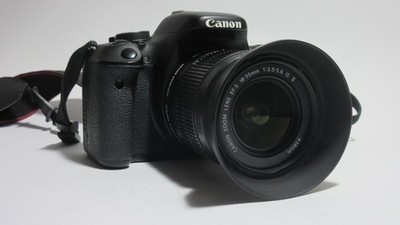   Canon EOS 600D 18.0MP DSLR mit Kitobjektiv EF-S 18-55mm  1:3.5-5.6 IS II  