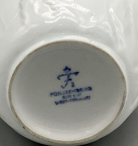 VTG Furstenberg Germany White Glazed Porcelain “Leaf Motif” Relief Vase 6” H - Picture 13 of 13