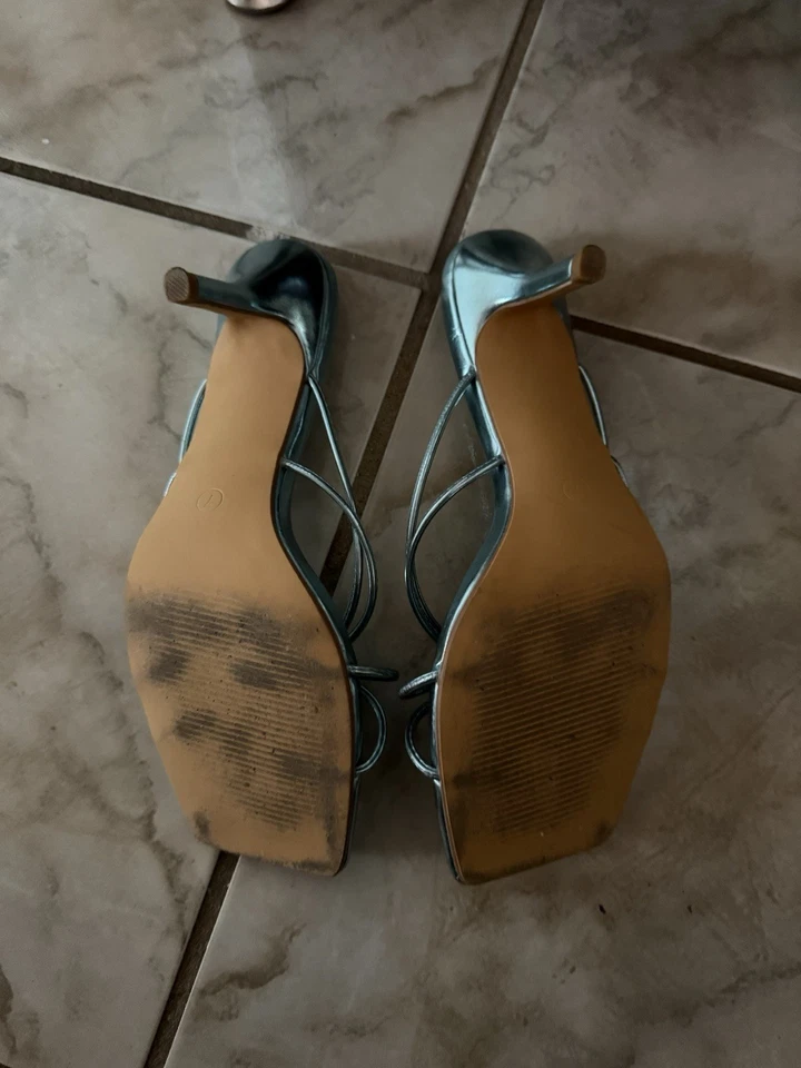 Salto gatinho azul metálico sem marca tamanho 6.5/7 ligeiramente usado salto de 2 polegadas - Imagem 2 de 3