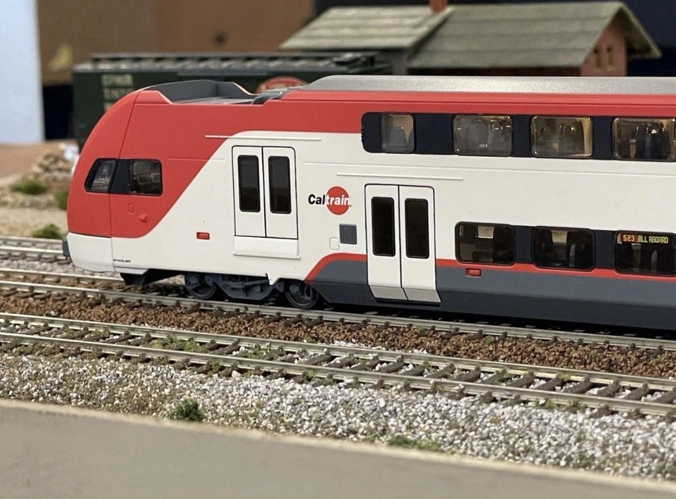 Modern US Train Model Stadler KISS Bi-Level EMU for Caltrain - HO ...