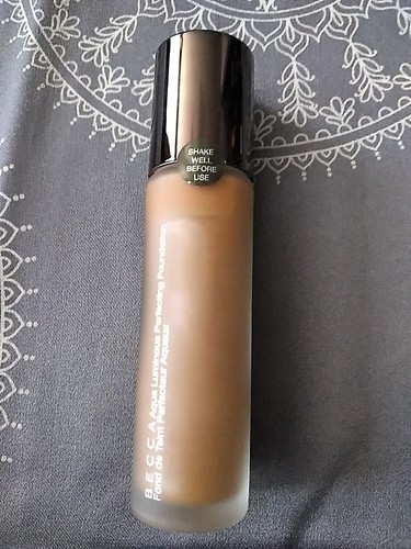 1oz BECCA Aqua Luminous Perfecting Foundation, Dark Golden NIB (box has wear) - Picture 2 of 2