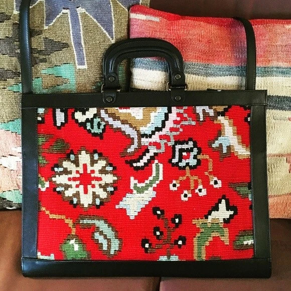Bolso/maletín colorido vintage Kilim y cuero negro de Yun Art Foto 3 de 4