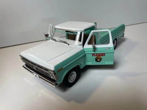 1:18 1975 Ford F-100 w/Smokey Bear Figurine - Forest Service Green -- Greenlight