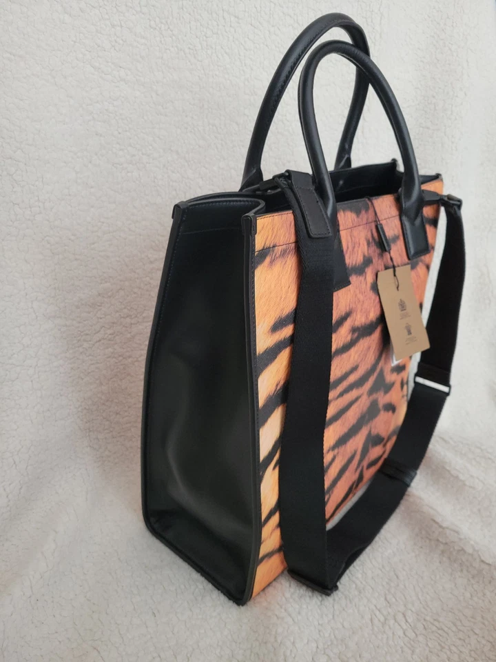 ¡NUEVO CON ETIQUETAS! Bolso de Mano Burberry Dos Vías Estampado de Tigre Denny Vertical Talla Grande Foto 2 de 4