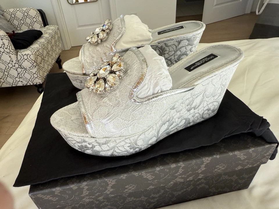 Stunning Dolce Gabbana Sandals Fits US size 8 Foto 3 de 4