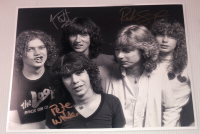 SIGNIERT JOE ELLIOTT RICK SAVAGE PETE WILLIS DEF LEPPARD 10x8 FOTO AUTHENTISCH SELTEN