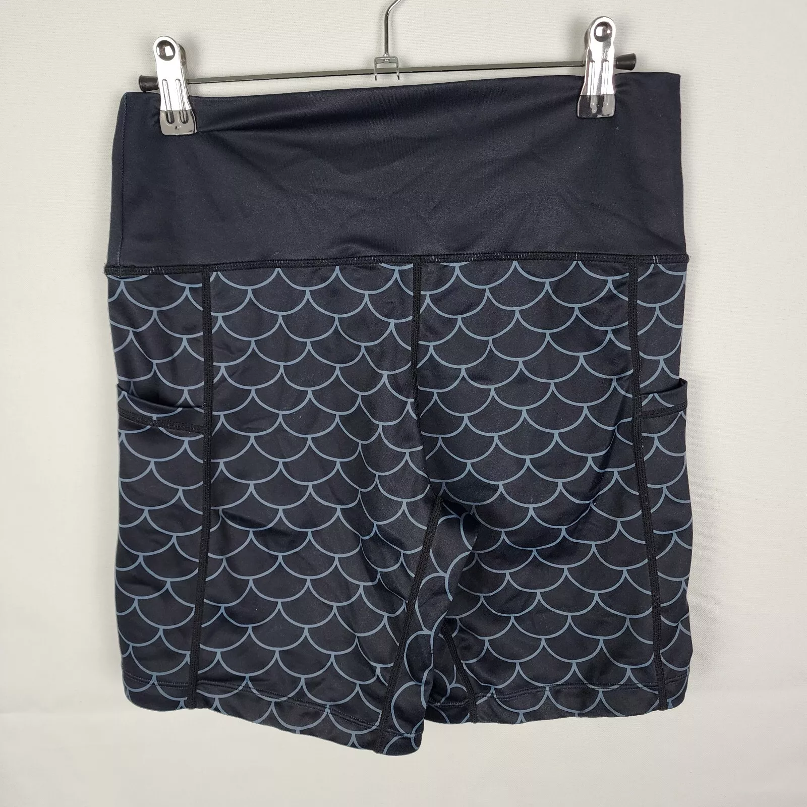 constantly-varied-gear scale pattern workout shorts