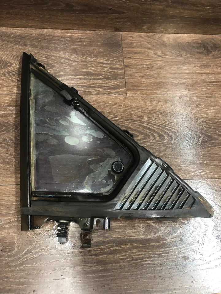 Ford Escort, Mercury Lynx : 1981 - 1990, Right Front Door Vent Glass Assembly - Image 2 of 4