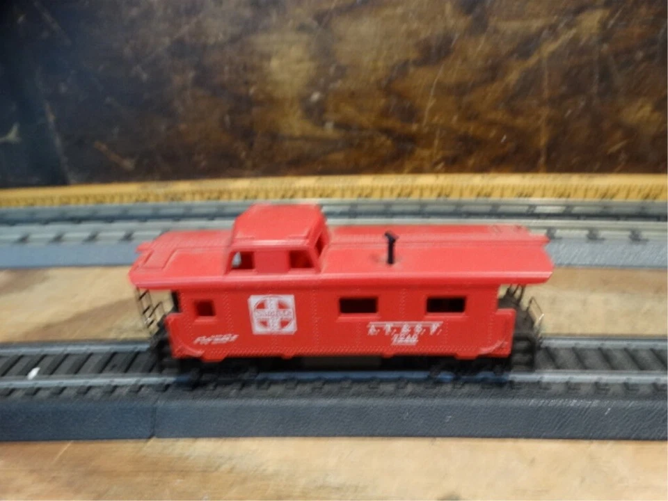 Modelo de tren Tyco escala HO 40' A. T. & S. F. 7240 rojo cúpula caboose Foto 4 de 4