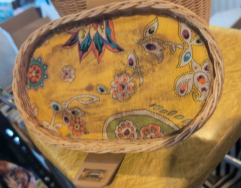 Cartera canasta de ratán vintage Etienne Aigner ~ bolso beige con ribete dorado y bloqueo giratorio Foto 4 de 4