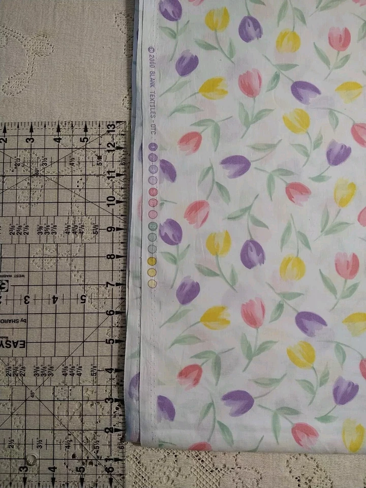 Tela acolchada rosa pastel púrpura amarillo tulipanes sobre textiles blancos en blanco BTHY 18x44 Foto 3 de 4