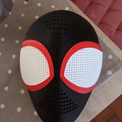 Miles Morales Spider-Man Style Maske Kunststoff schwarz/rot weiße Gläser.