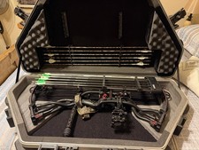 Hoyt Carbon Element RKT Compound Bow RH 60-70lb w/ Case & Arrows