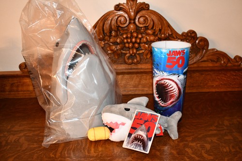 ¡Cubo, taza y peluche de palomitas de maíz Jaws 50 aniversario totalmente nuevos! Alamo Cinemark!