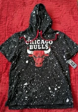 NWT Chicago Bulls Hoodie Mens XL NBA UNK Basketball Short Sleeve Pullover Paint