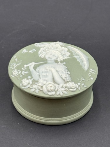 Vintage Schafer and Vater Sage Green Porcelain Jasperware Round Trinket Box - Picture 3 of 6