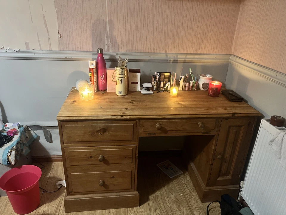 Wooden desk with drawers. used - Image 3 of 4