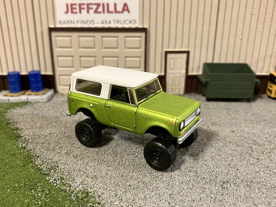 1970 IH Scout Lifted 4x4 Farm Truck 1/64 Diecast Customized Off Road Greenlight - Image 3 of 4