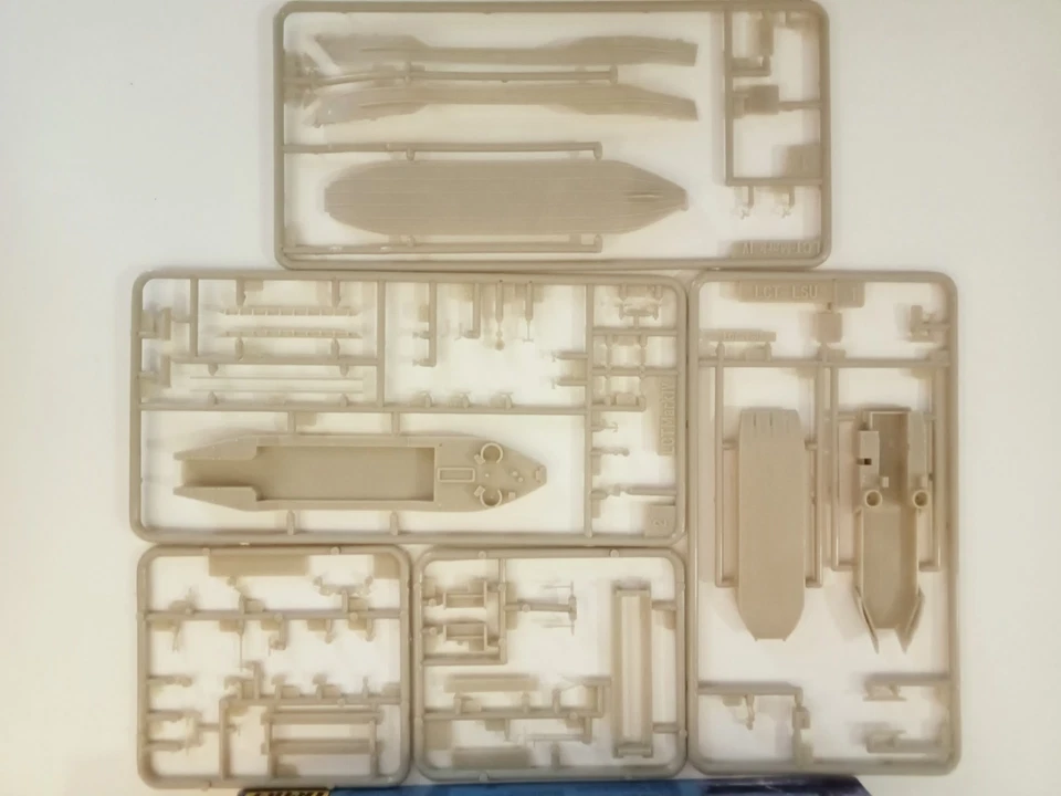 LCT-LSU Modellino Nave Da Sbarco Militare, 1/400, n. 81001, Heller - Immagine 3 di 4